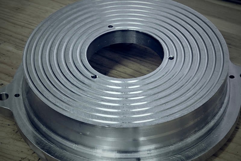 Aluminiowa płyta ze spiralnie frezowanymi rowkami koncentrycznymi