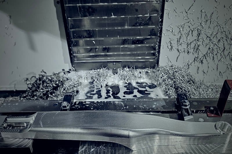 Frezowanie CNC długiego elementu aluminiowego na centrum obróbczym Haas