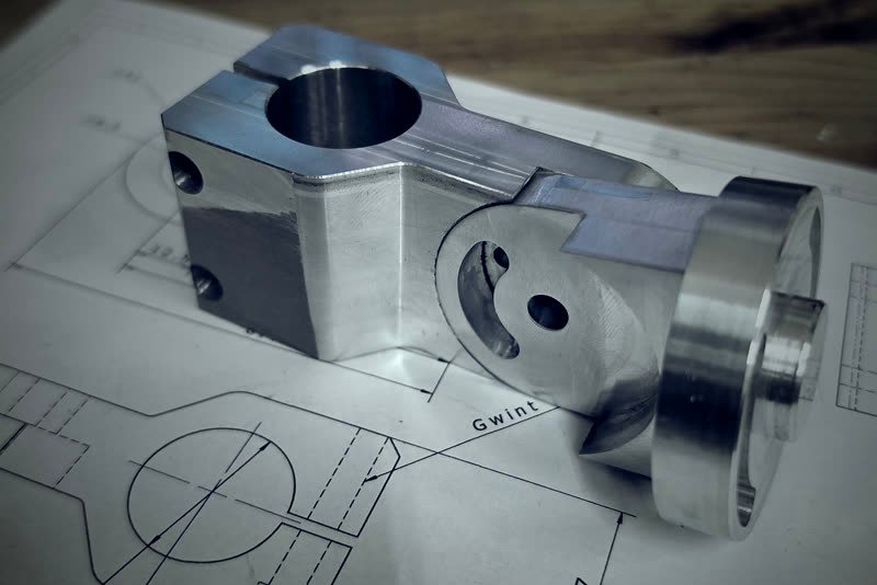 Prototyp detalu aluminiowego na rysunku technicznym z wymiarami