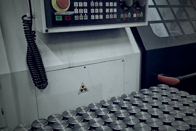 Panel sterowania tokarki CNC i partia toczonych krążków stalowych