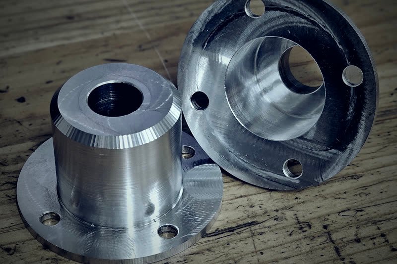Toczone aluminiowe kołnierze i piasty po obróbce CNC